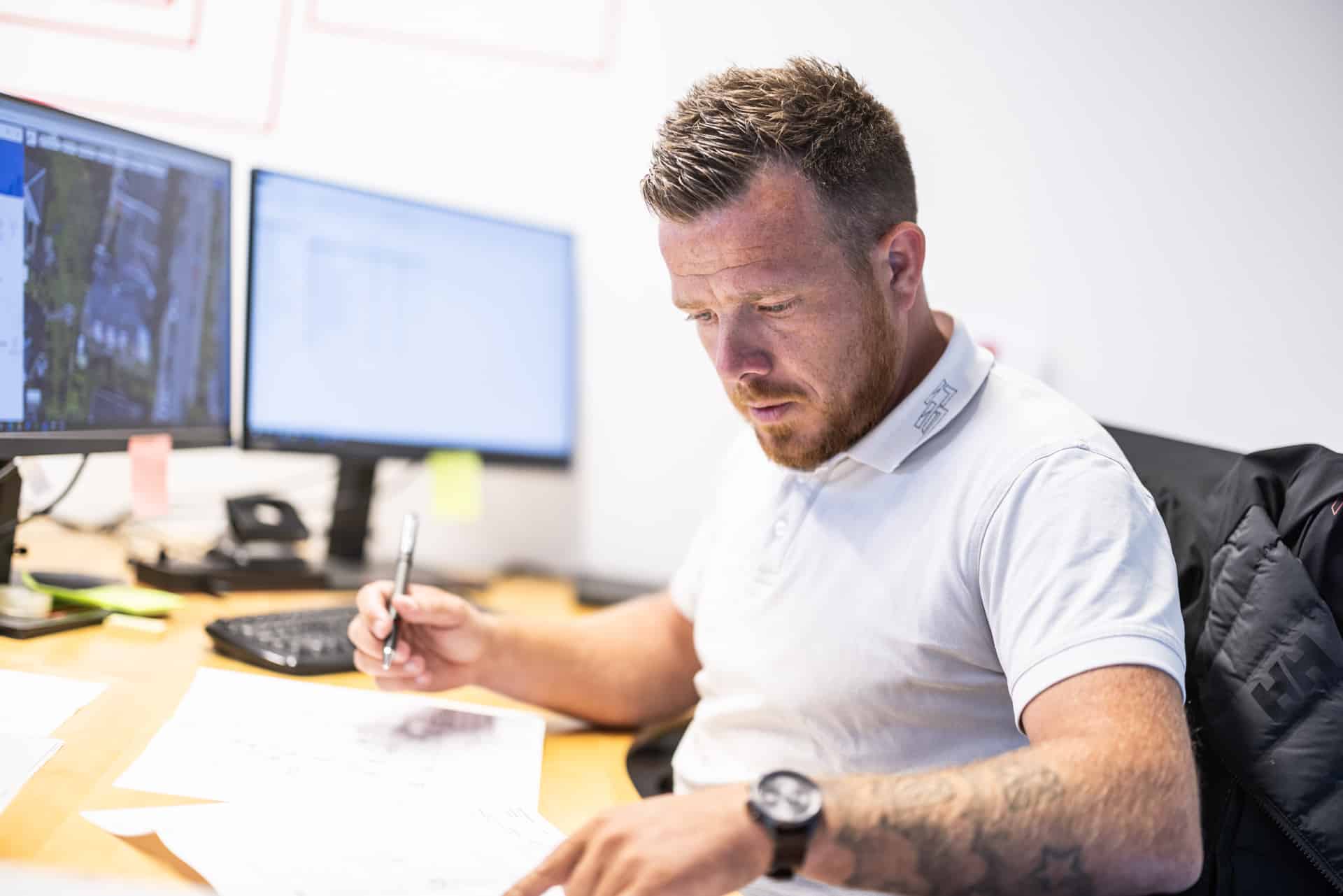 Tømrer på kontor i Rødovre